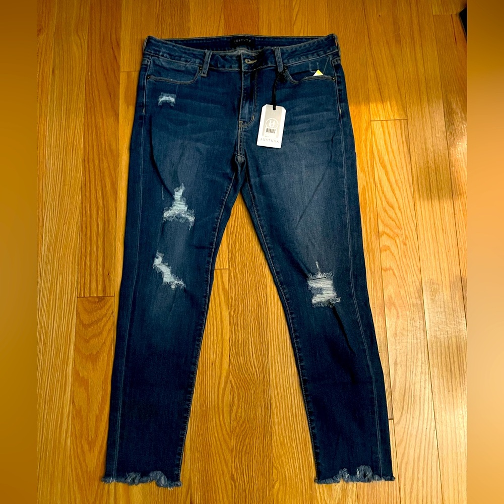 Women / Juniors size 13 JUSTUSA Distressed, skinny jeans.
